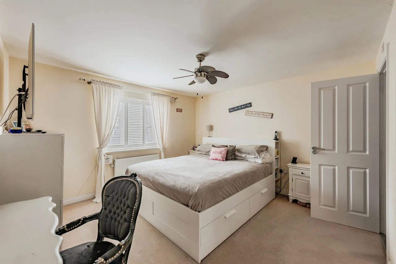 Chalkfield Road, Horley, photo 8