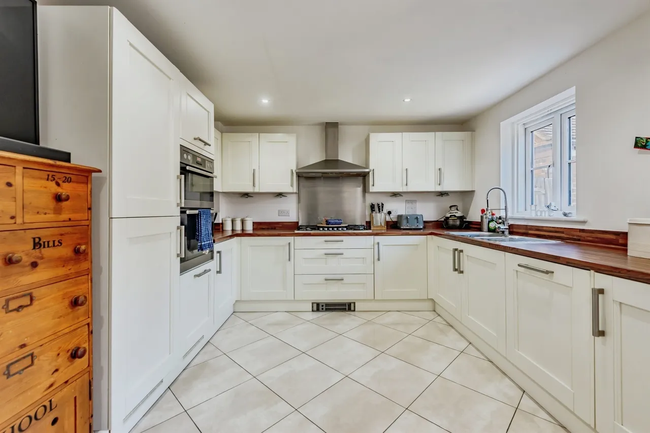 Chalkfield Road, Horley, photo 2