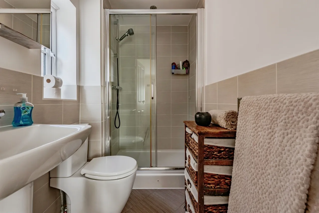 Chalkfield Road, Horley, photo 9