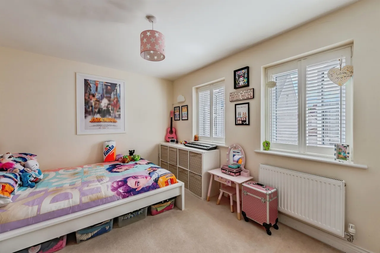 Chalkfield Road, Horley, photo 12