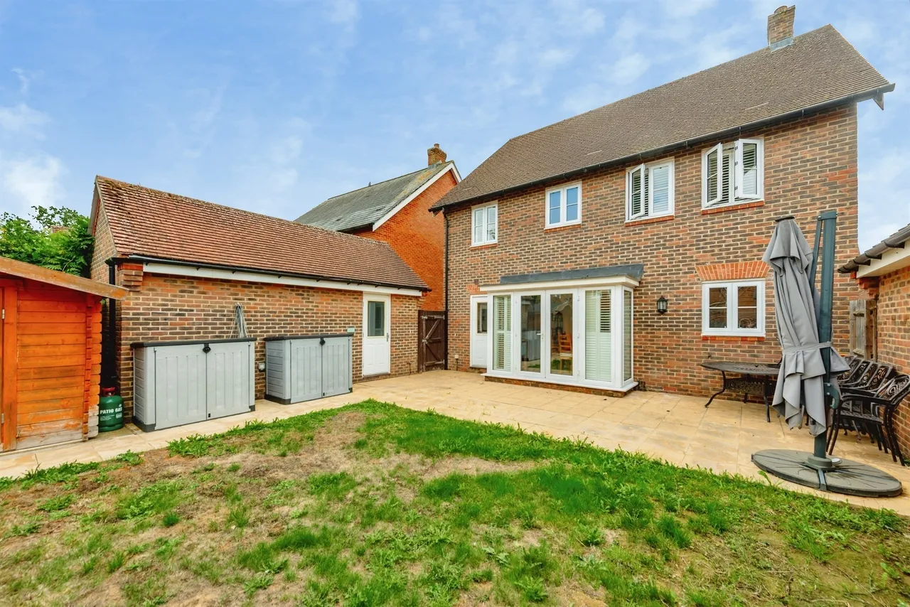 Chalkfield Road, Horley, photo 4