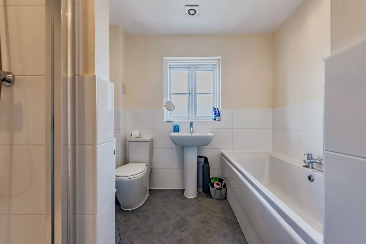 Chalkfield Road, Horley, photo 11