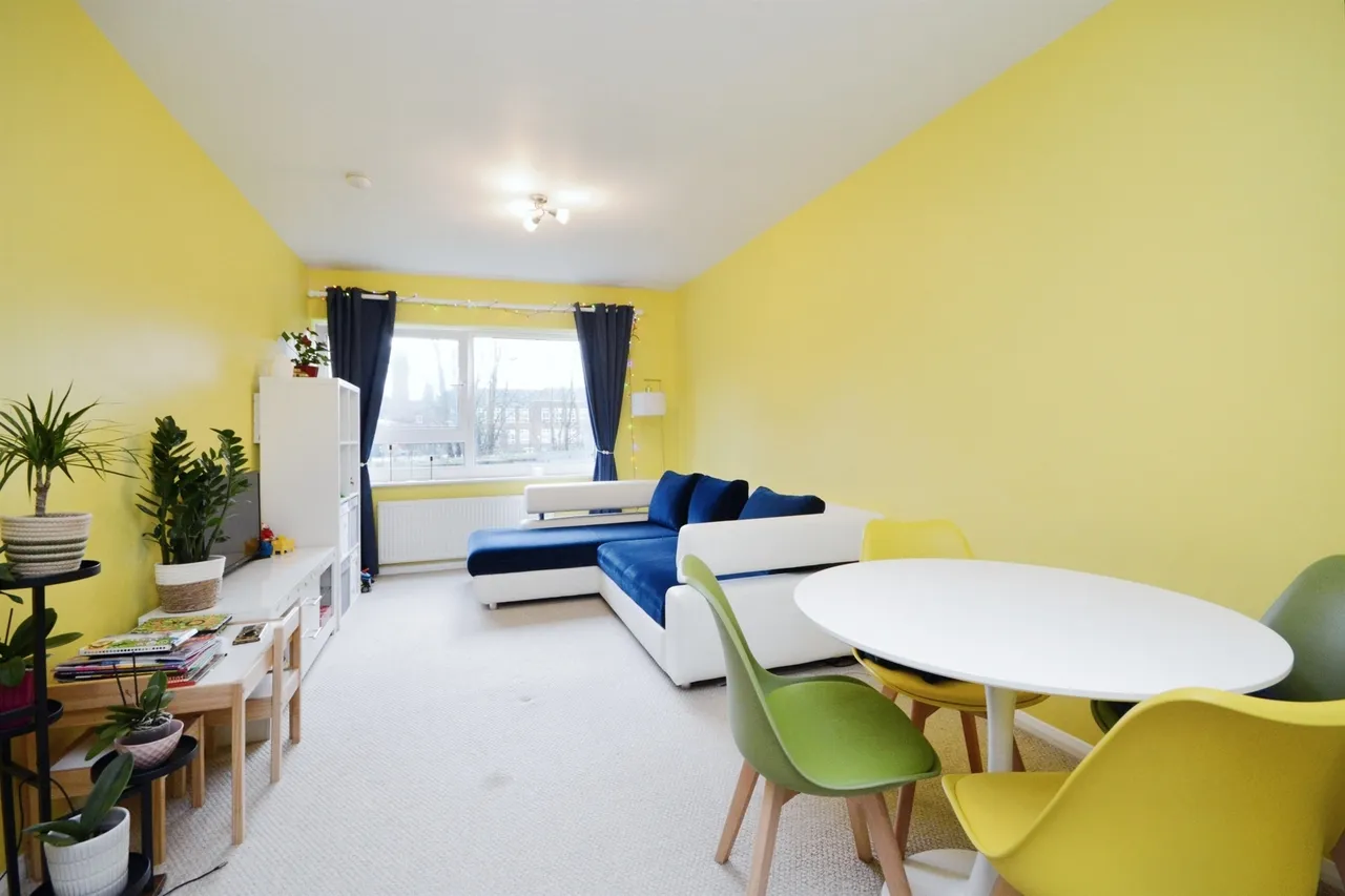 2 bed flat for sale, Doddinghurst Road, Brentwood, CM15