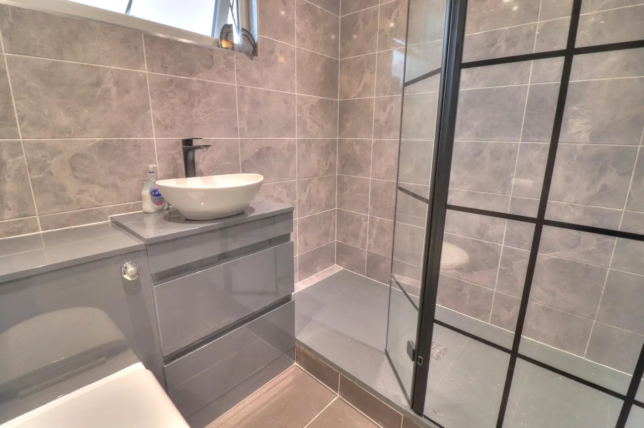 St. Columba Drive, Glasgow, G66, photo 11