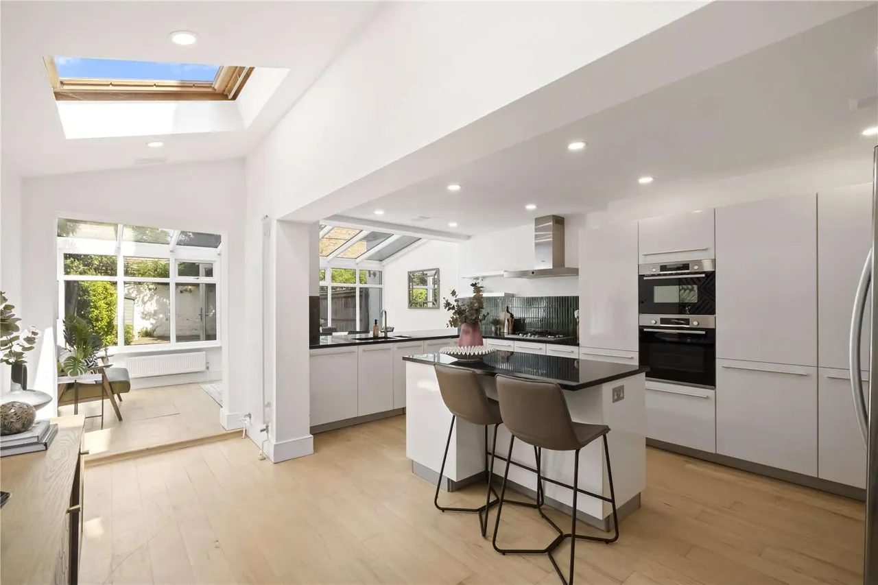 Sarsfeld Road, London, SW12 8HR, photo 3