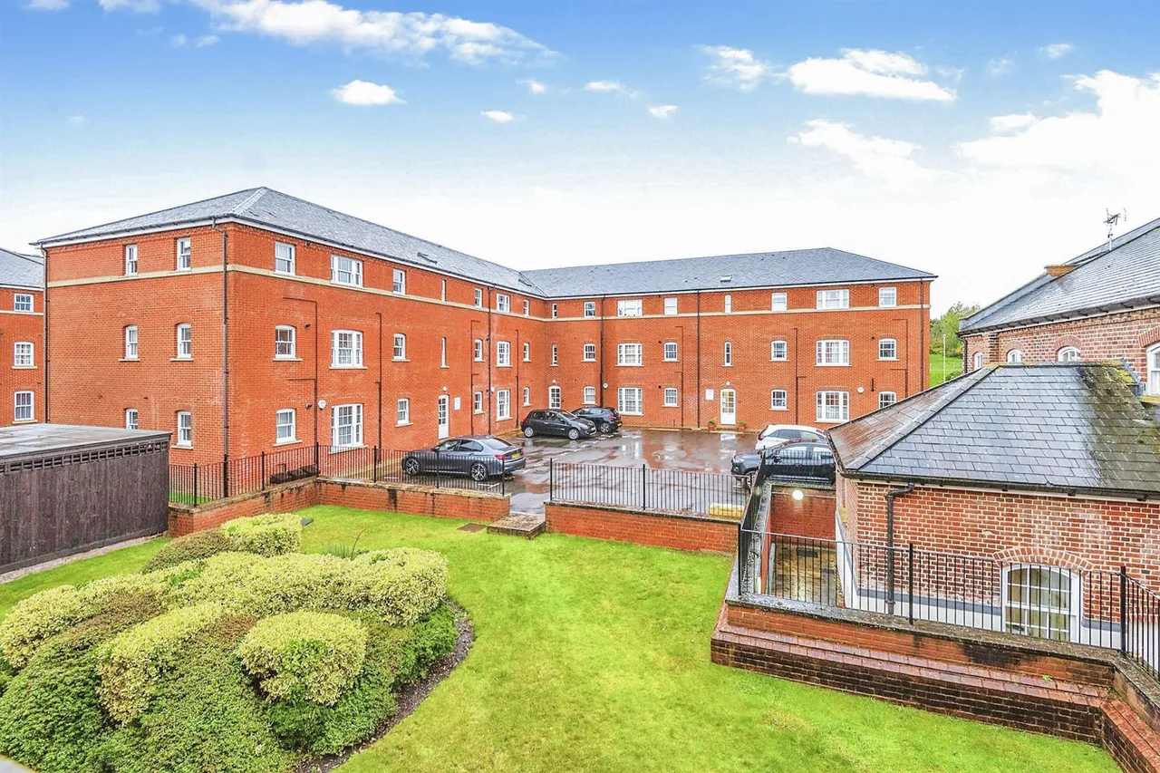 2 bed flat for sale — George Roche Road, CANTERBURY