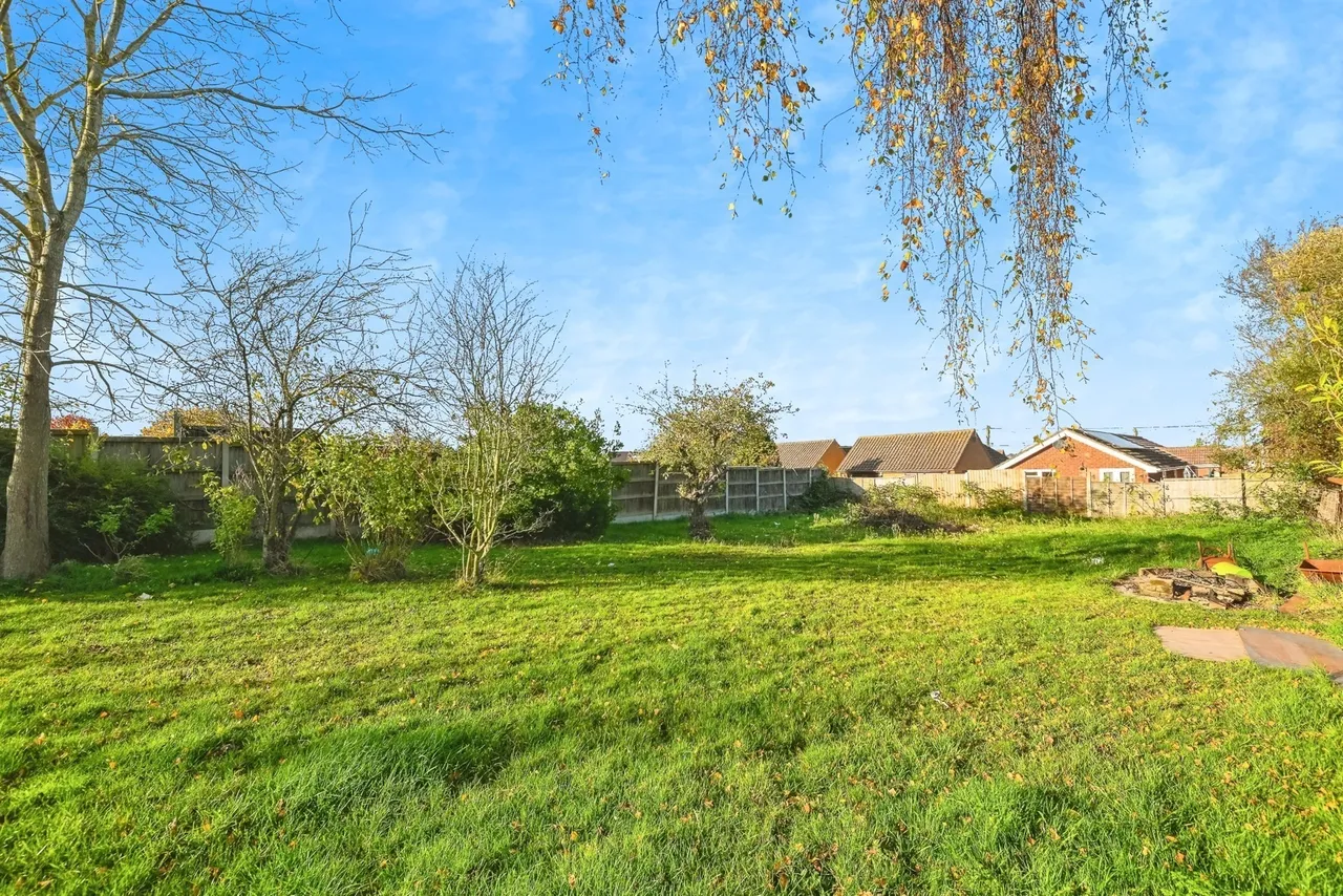 Point Clear Road, St. Osyth, Clacton-on-Sea, Essex, CO16, photo 4