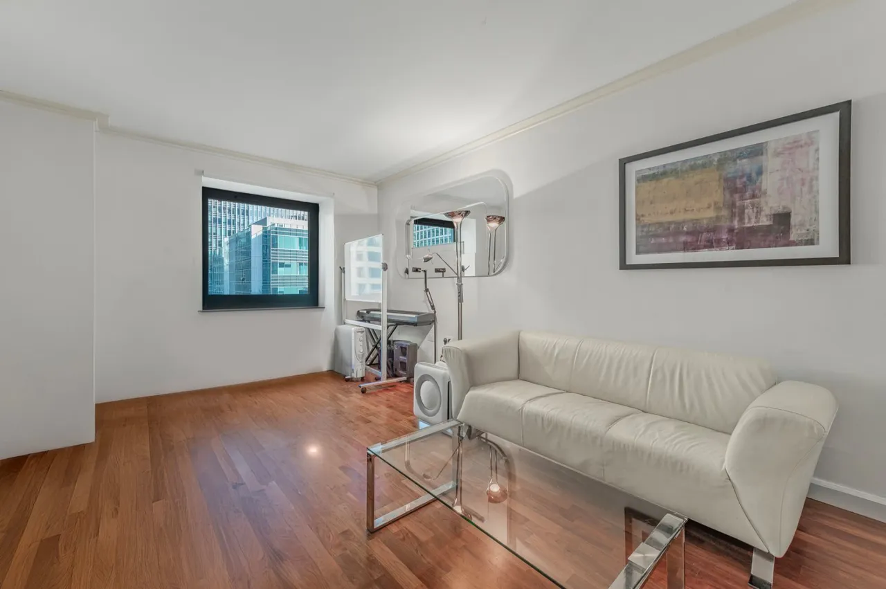 1 bed flat for sale, South Quay Square, London, E14