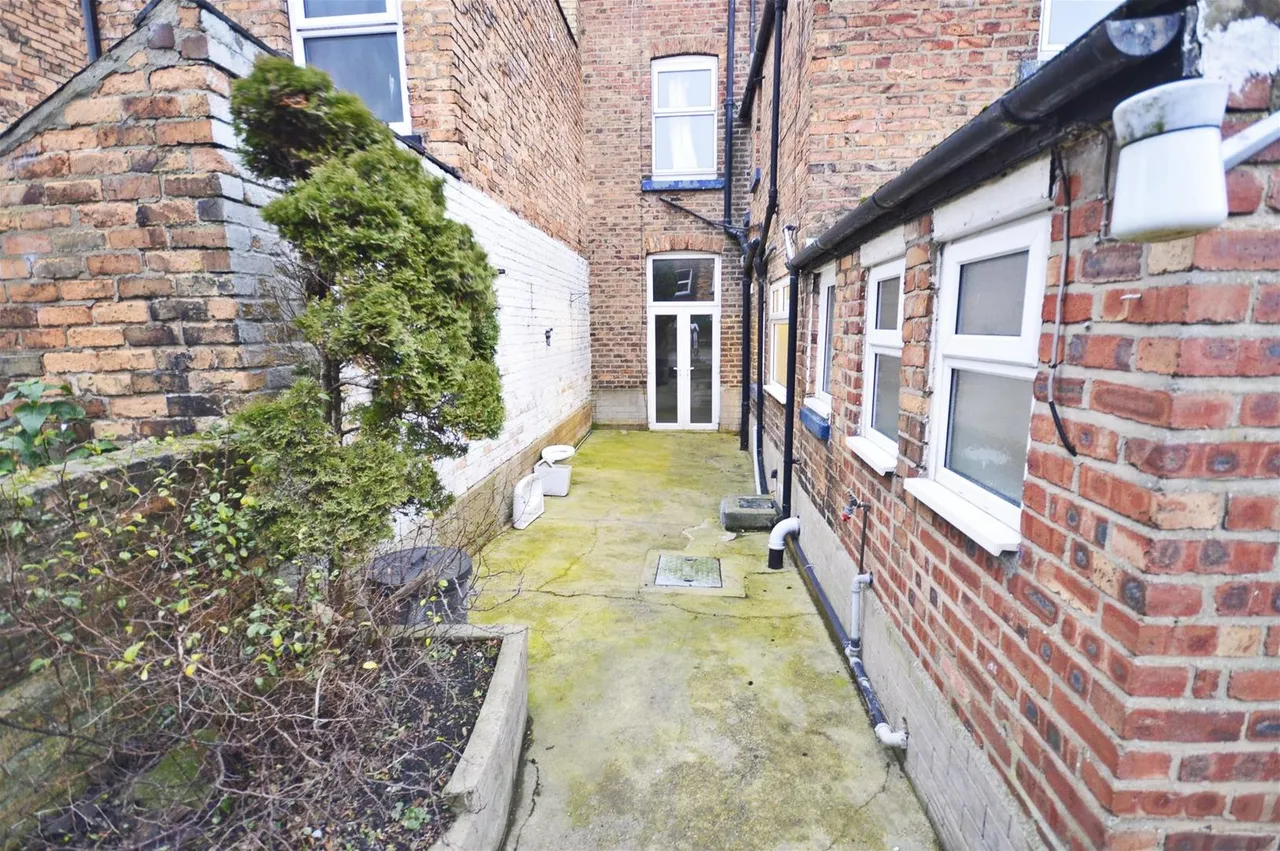 Barwick Street, Scarborough, North Yorkshire YO12 7AP, photo 2