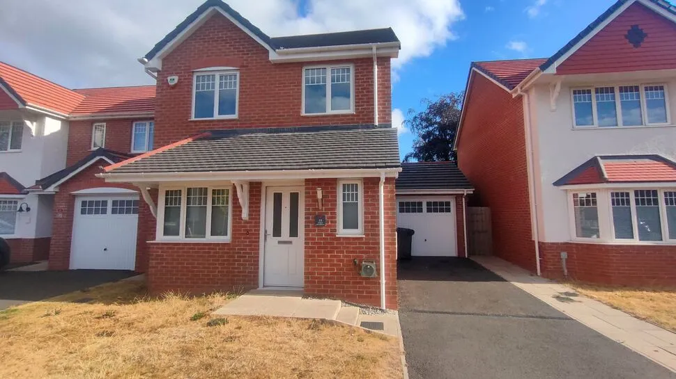 3 bed house for sale — Maes Glyndwr, Wrexham, LL11
