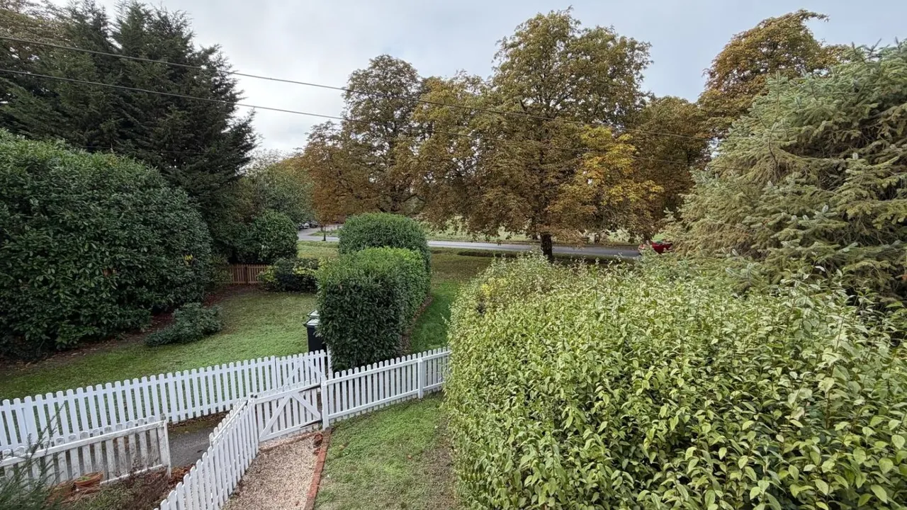 Bramley Road, Sherfield-on-Loddon, RG27, photo 2