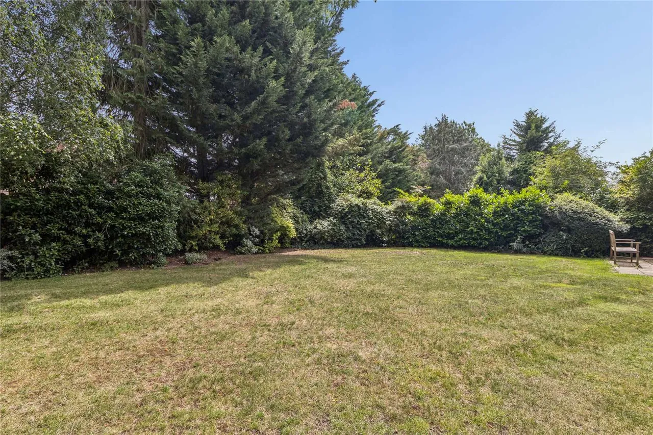 Blue Springs, 10a Sandy Lodge Way, Northwood, Middlesex, HA6 2AJ, photo 10