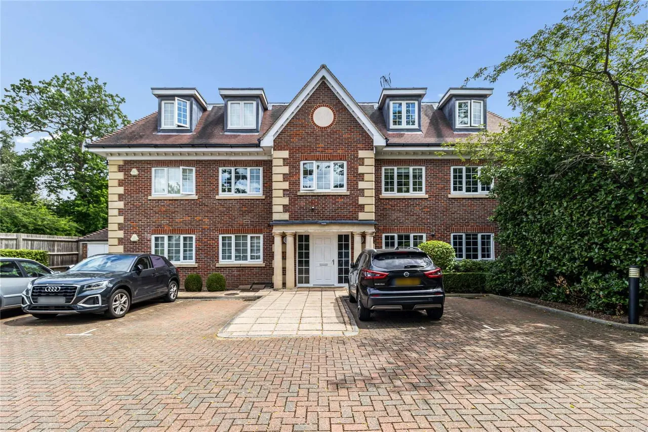 3 bed flat for sale — Blue Springs, 10a Sandy Lodge Way, Northwood, Middlesex, HA6 2AJ