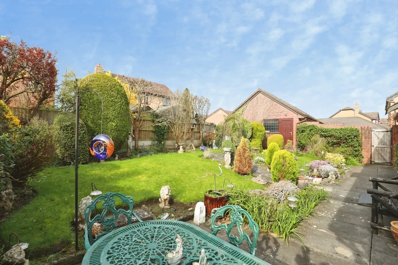 Dunham Crescent, Crewe, Cheshire, CW2, photo 13