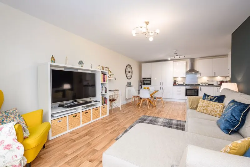 Alderson Grove Hersham, Walton-On-Thames KT12 5EG, photo 4