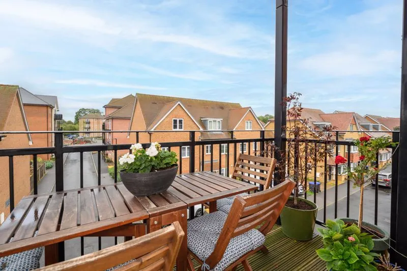 Alderson Grove Hersham, Walton-On-Thames KT12 5EG, photo 9