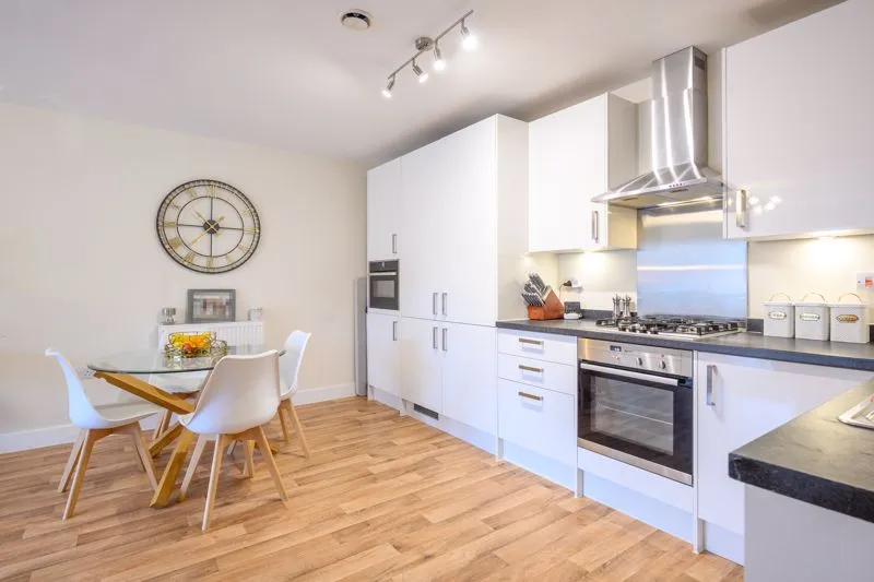 Alderson Grove Hersham, Walton-On-Thames KT12 5EG, photo 5