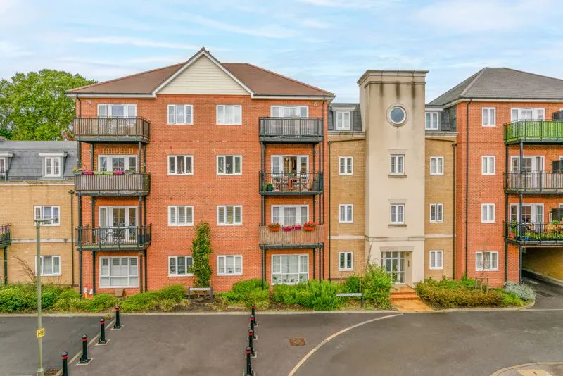 2 bed flat for sale — Alderson Grove Hersham, Walton-On-Thames KT12 5EG