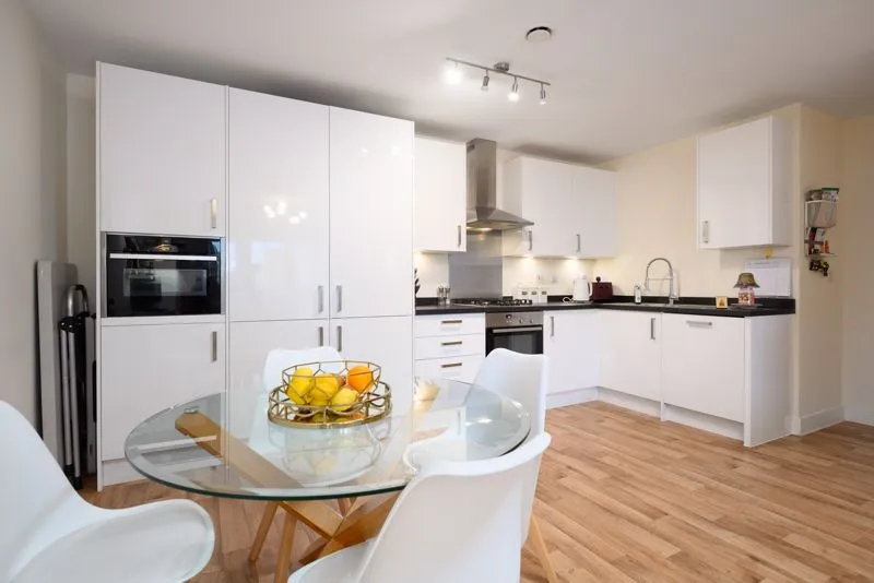 Alderson Grove Hersham, Walton-On-Thames KT12 5EG, photo 3