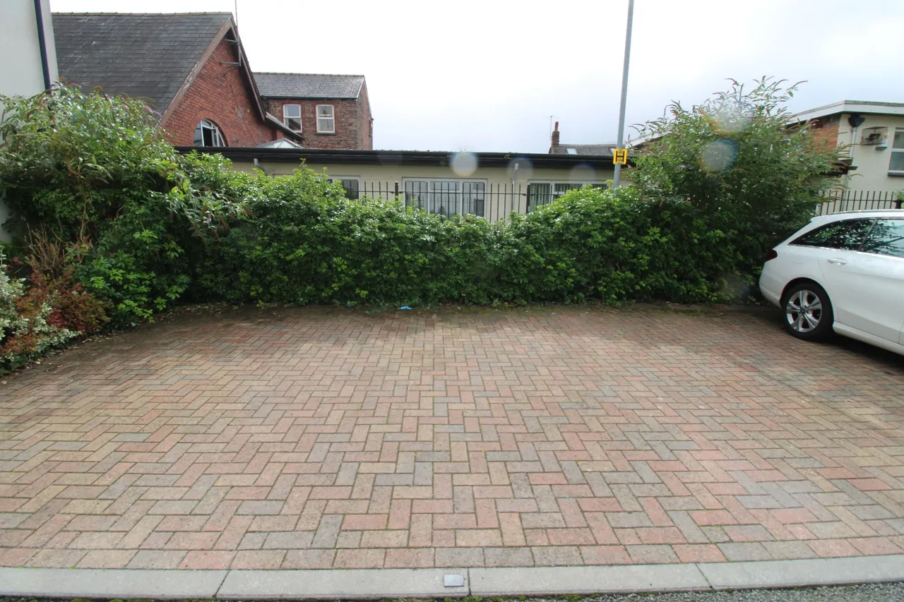 Lion Street, Newmarket Court, NP7, photo 9