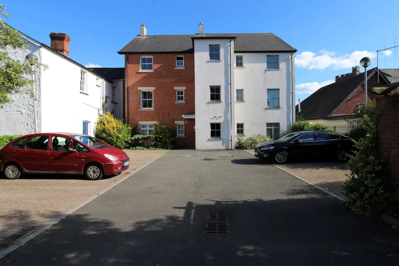 2 bed flat for sale, Lion Street, Newmarket Court, NP7