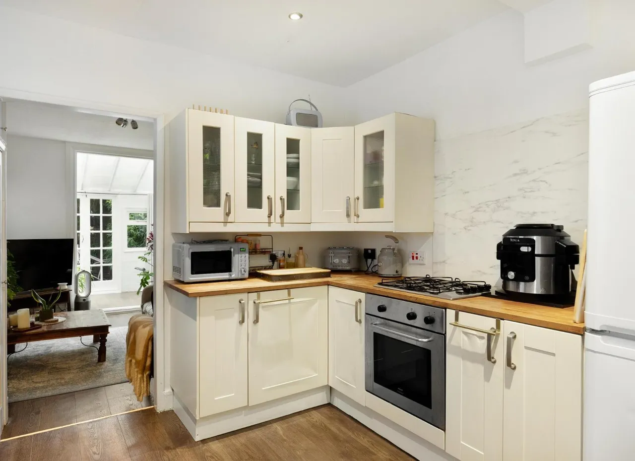 2 bed flat to rent, Cathles Road, Clapham South, SW12