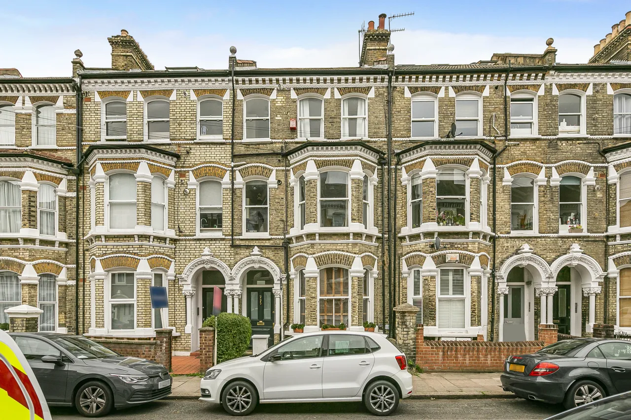 2 bed flat for sale, Mayflower Road, London, SW9