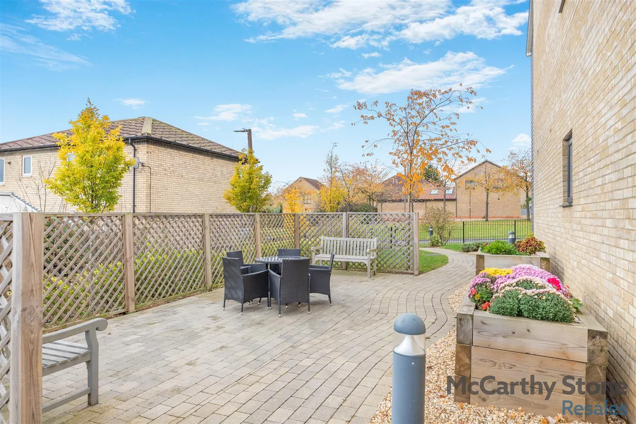 Hindhead Knoll, Walnut Tree, MK7, photo 18