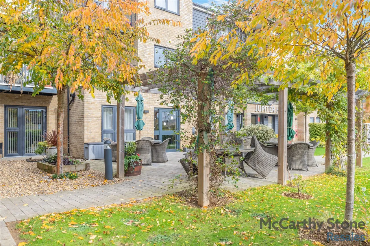 Hindhead Knoll, Walnut Tree, MK7, photo 17