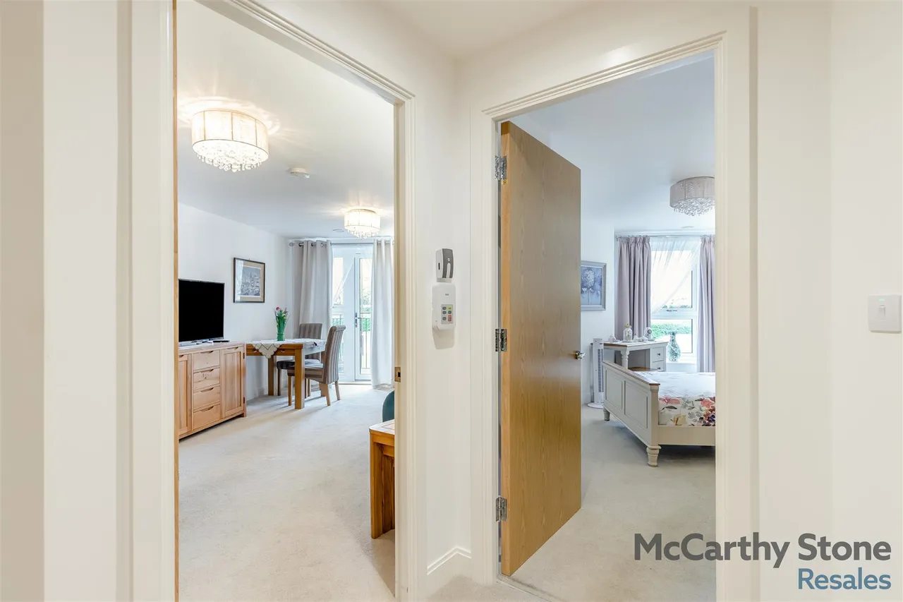 Hindhead Knoll, Walnut Tree, MK7, photo 15