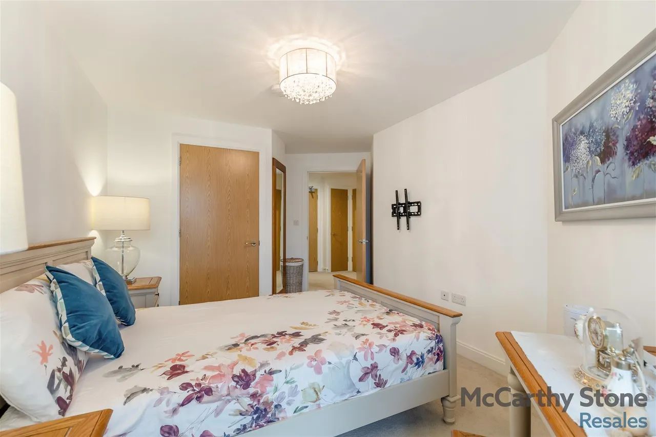 Hindhead Knoll, Walnut Tree, MK7, photo 12