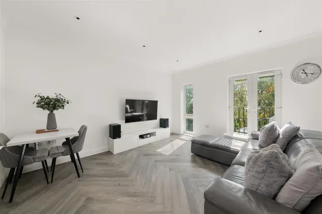 2 bed property for sale — Lindie Gardens, Uxbridge