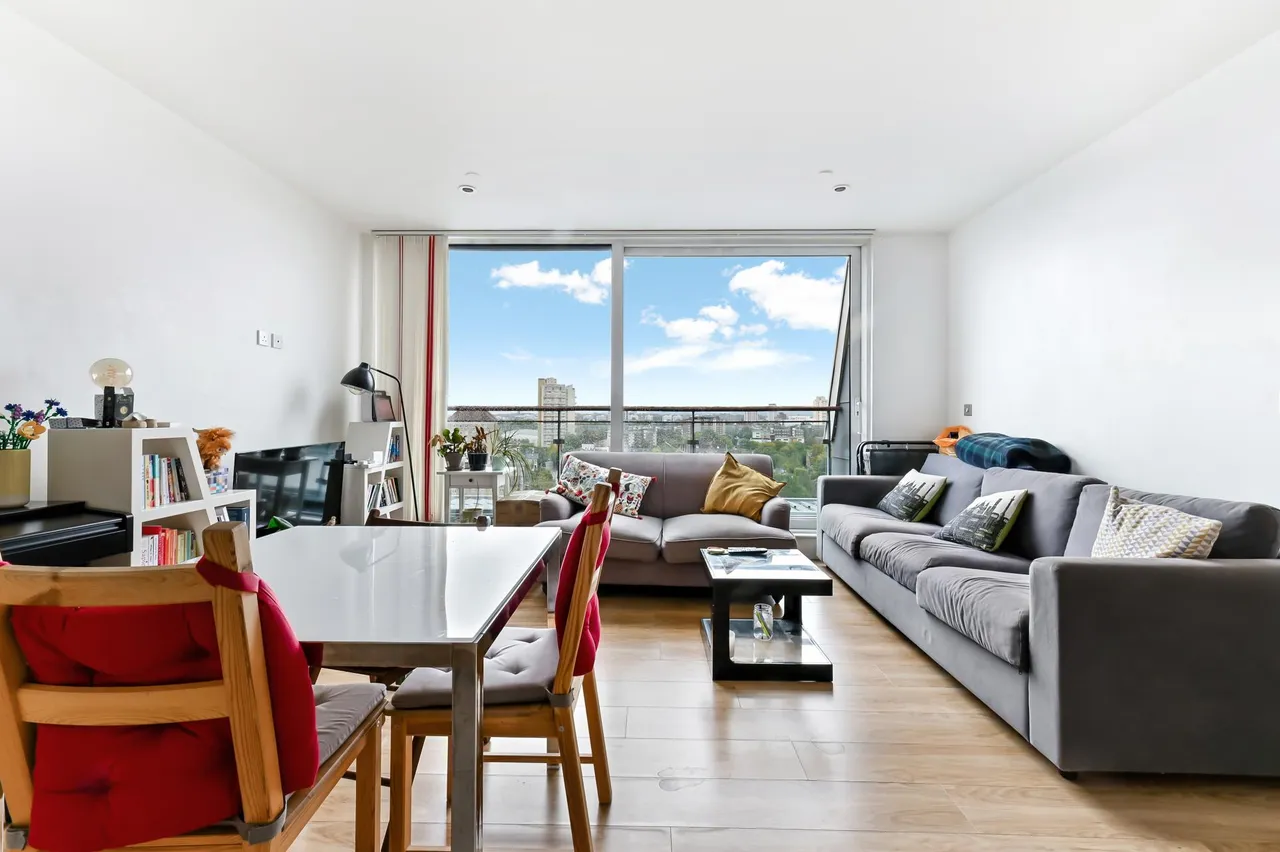 2 bed flat to rent, Cornell Square, Nine Elms, SW8