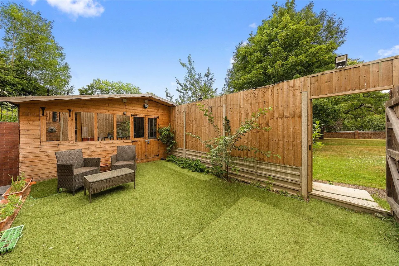 Mapesbury Road, London, photo 27