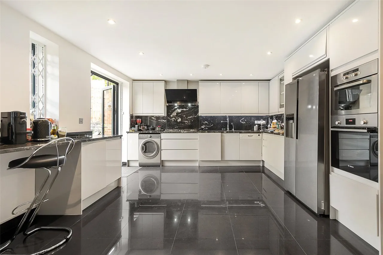 Mapesbury Road, London, photo 9