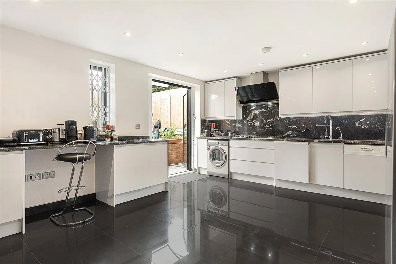Mapesbury Road, London, photo 10