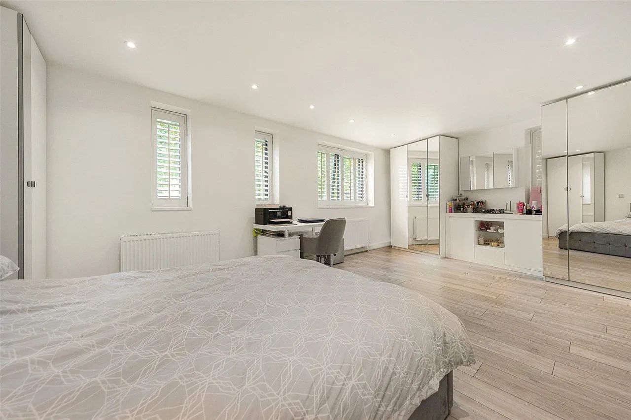 Mapesbury Road, London, photo 16
