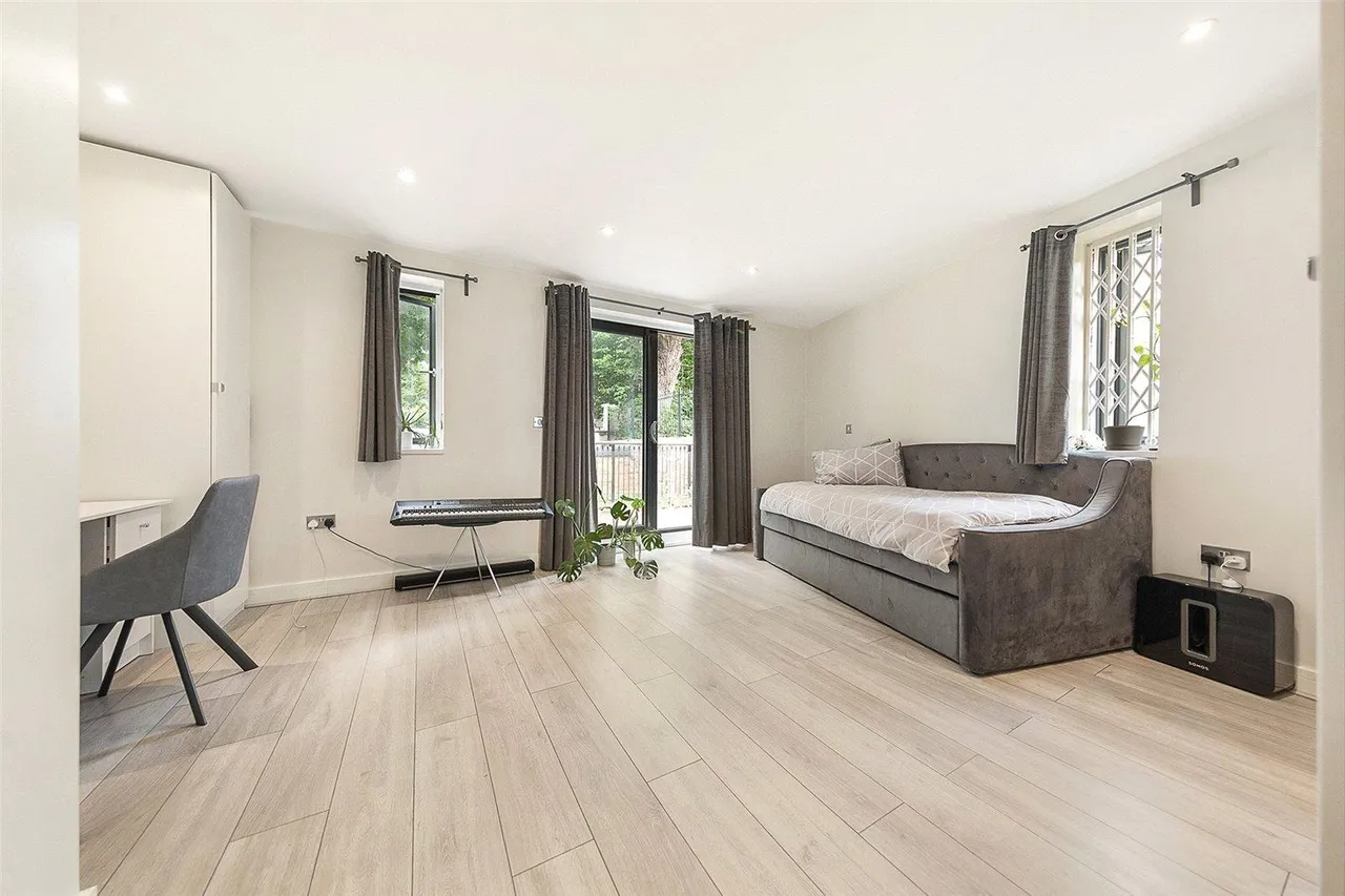 Mapesbury Road, London, photo 21