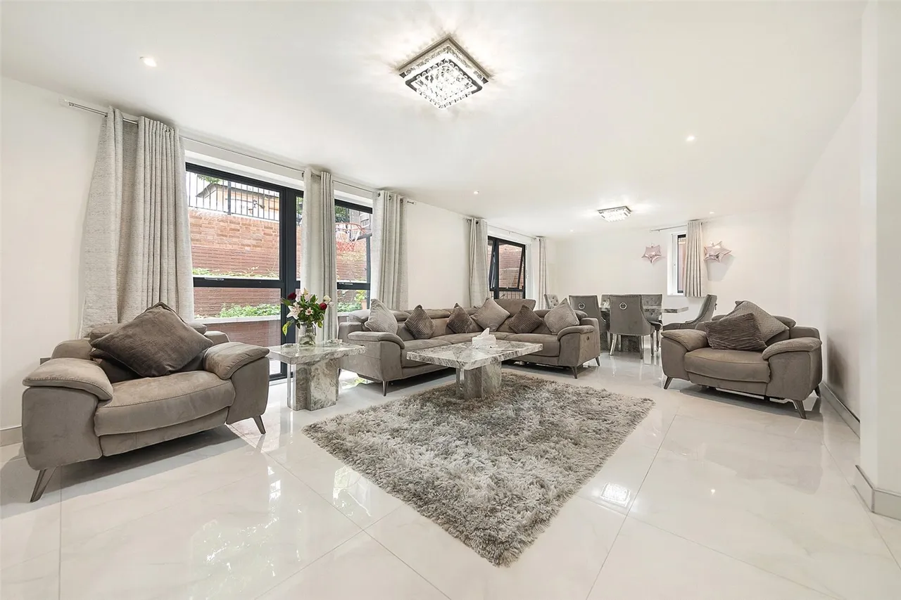 Mapesbury Road, London, photo 4