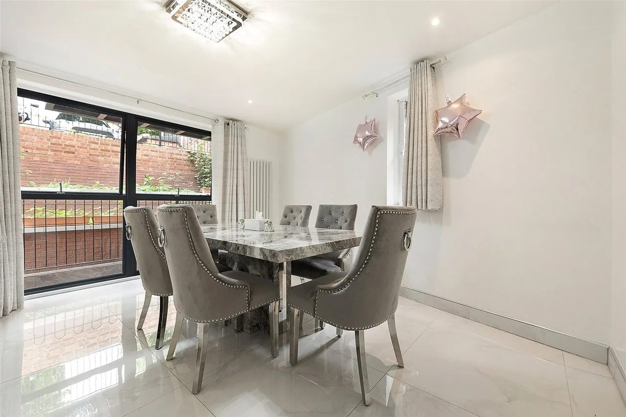 Mapesbury Road, London, photo 11
