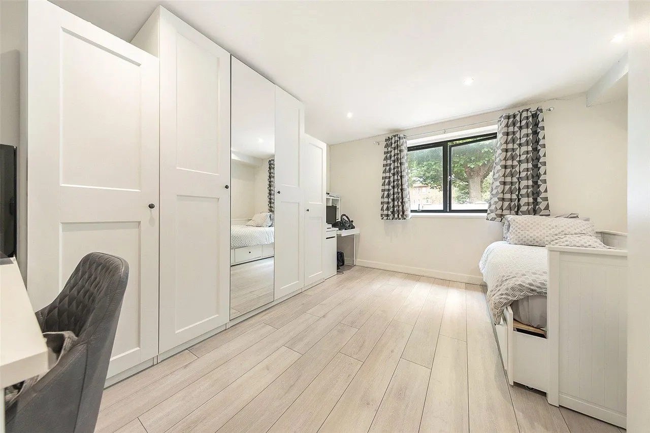 Mapesbury Road, London, photo 24