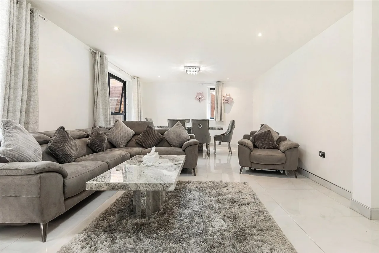 Mapesbury Road, London, photo 6