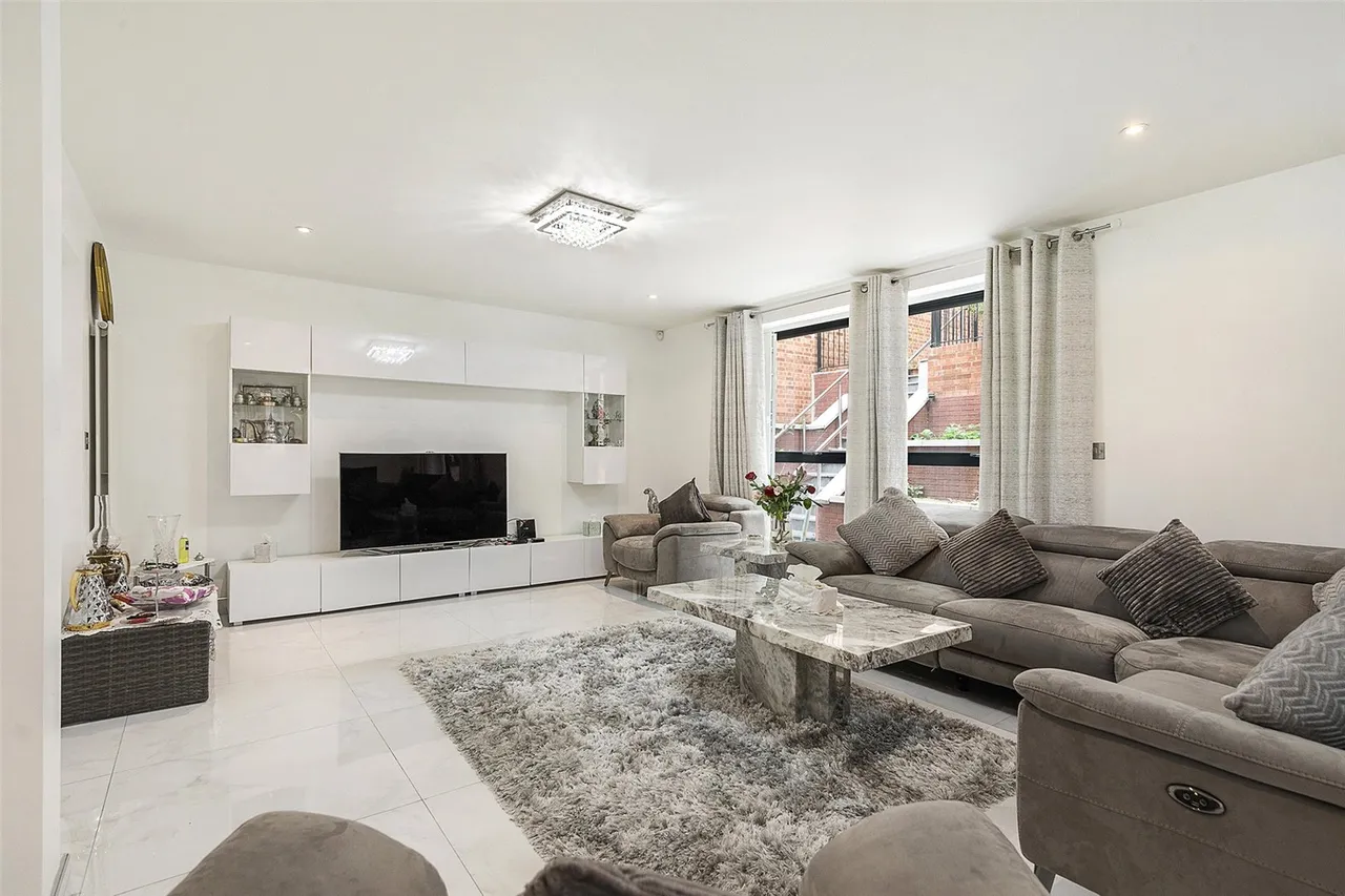 Mapesbury Road, London, photo 2