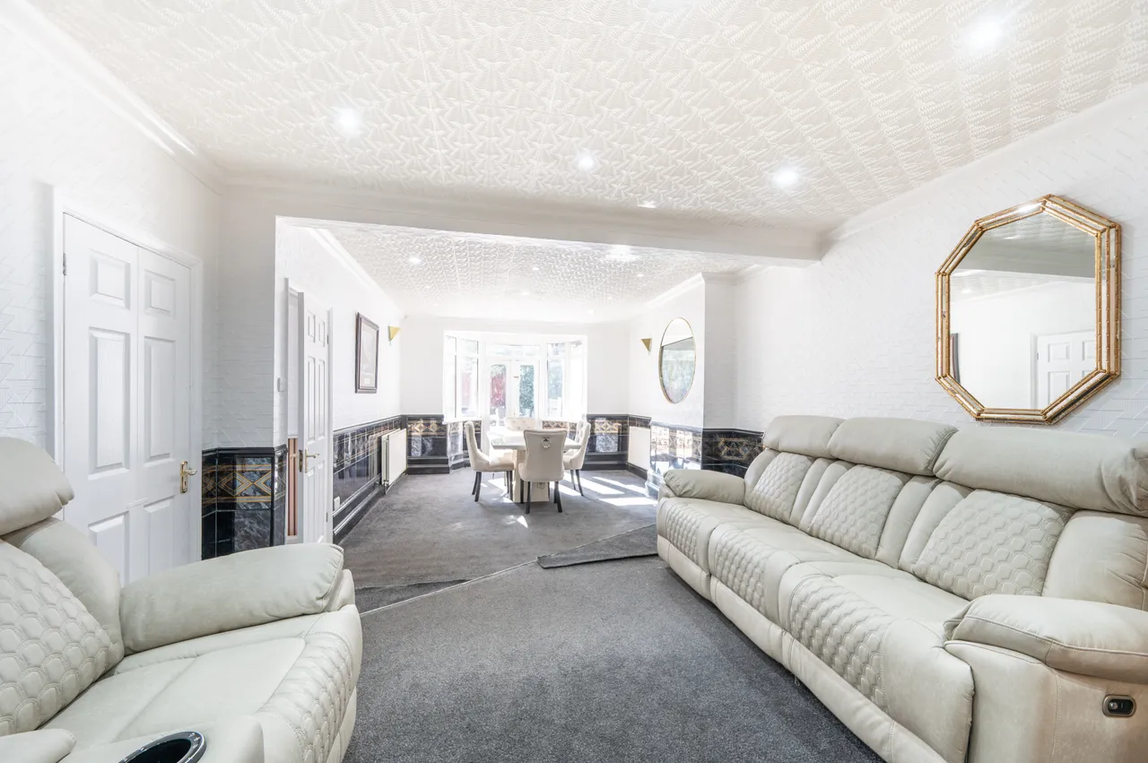 4 bed house to rent — 126 Cairnfield Avenue, London