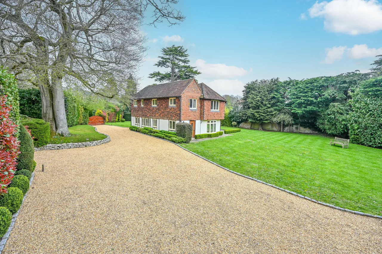 6 bed house to rent — The Old Barn, 1 Gravelpits Lane, Guildford