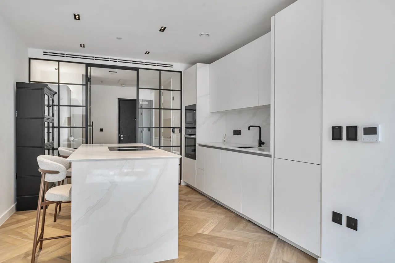 Apartment 33, 3 Cluny Mews, London, photo 11