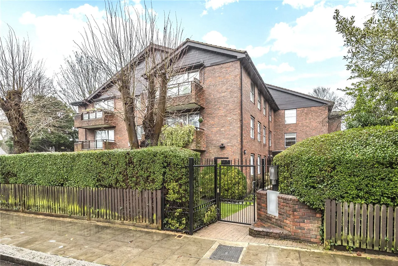2 bed flat for sale, Gordon Avenue, Stanmore, HA7