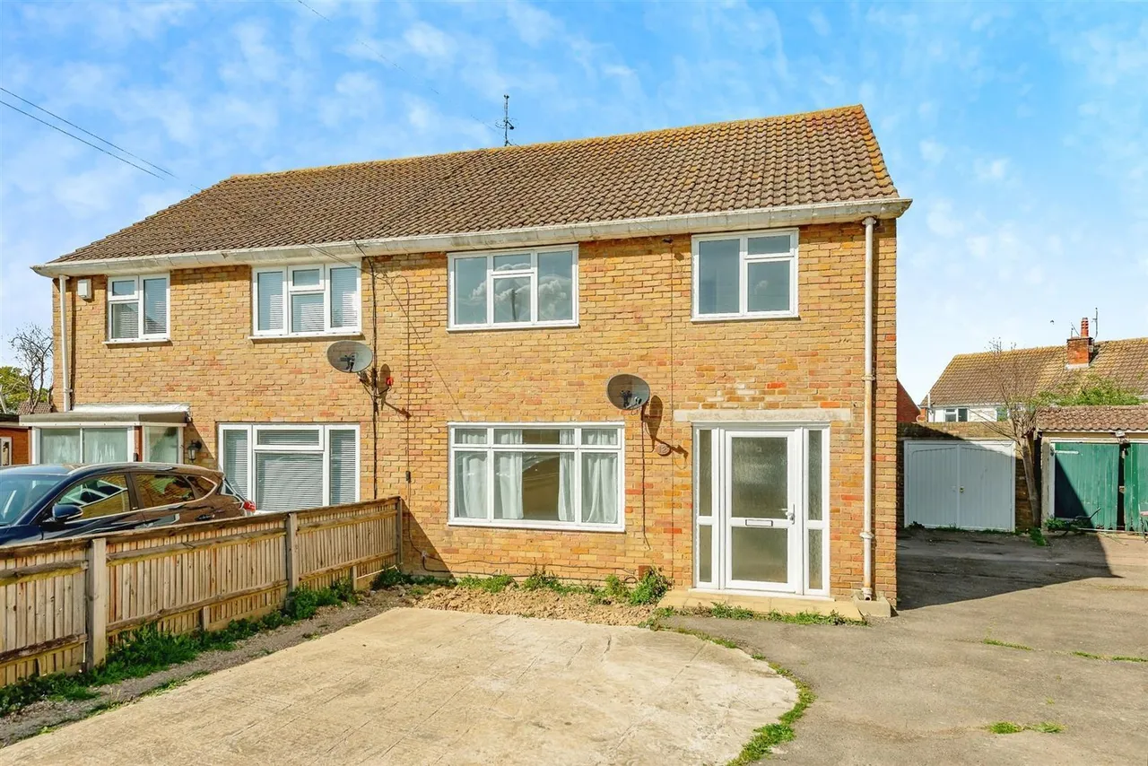 3 bed house to rent — Coombe Close, Crawley