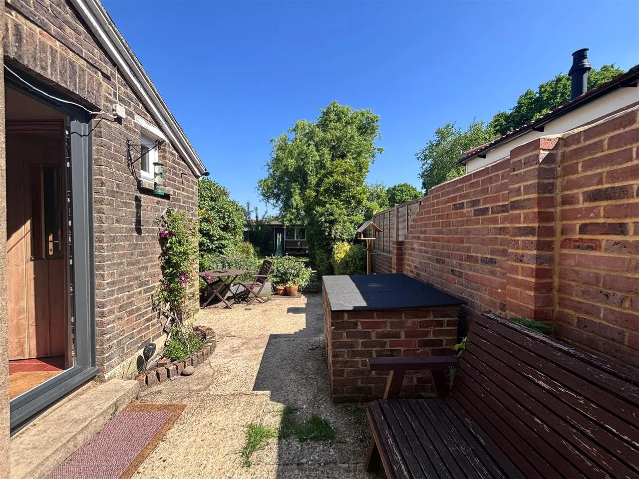 3 bed house for sale — Clarence Road, Horsham, West Sussex RH13 5SG