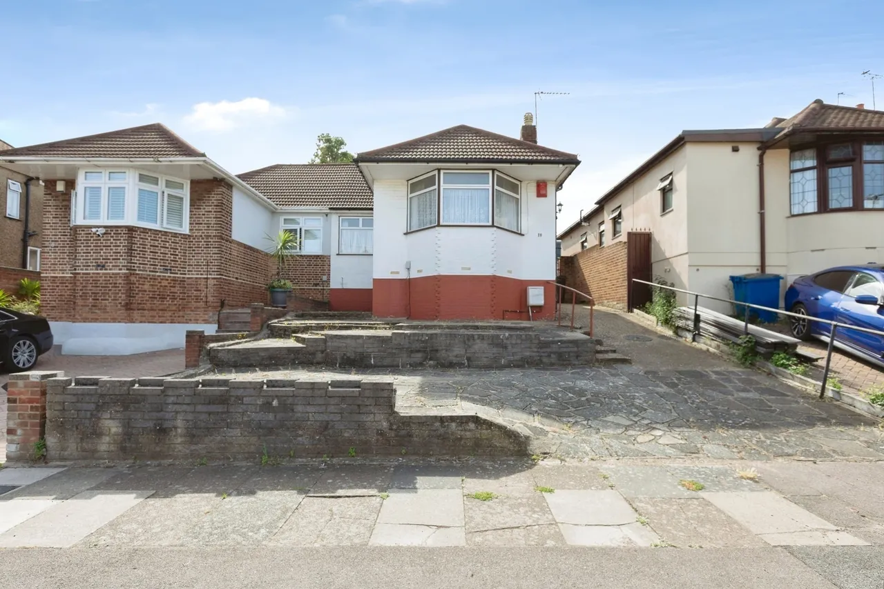 3 bed house for sale — Dovedale Avenue, Ilford, IG5